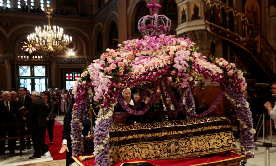 Στις 6 σήμερα η ακολουθία του Επιταφίου – Τελέστηκε η αποκαθήλωση του Εσταυρωμένου