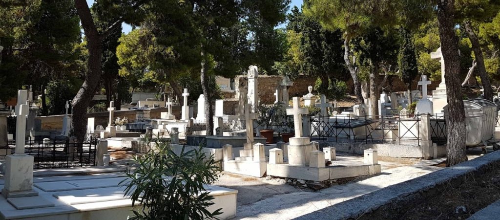 Απίθανο τροχαίο ατύχημα στην Πάτρα μέσα σε νεκροταφείο