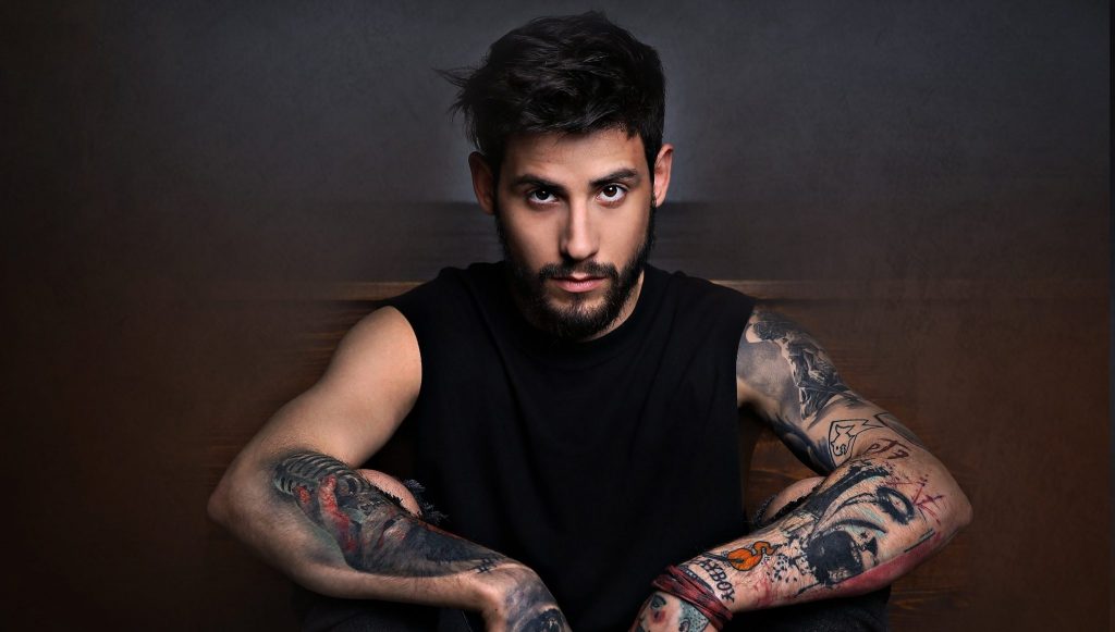 Στα όρια της βλασφημίας: Ο Αναστάσιος Ράμμος πόζαρε ως «μοντέρνος Ιησούς» (φώτο)