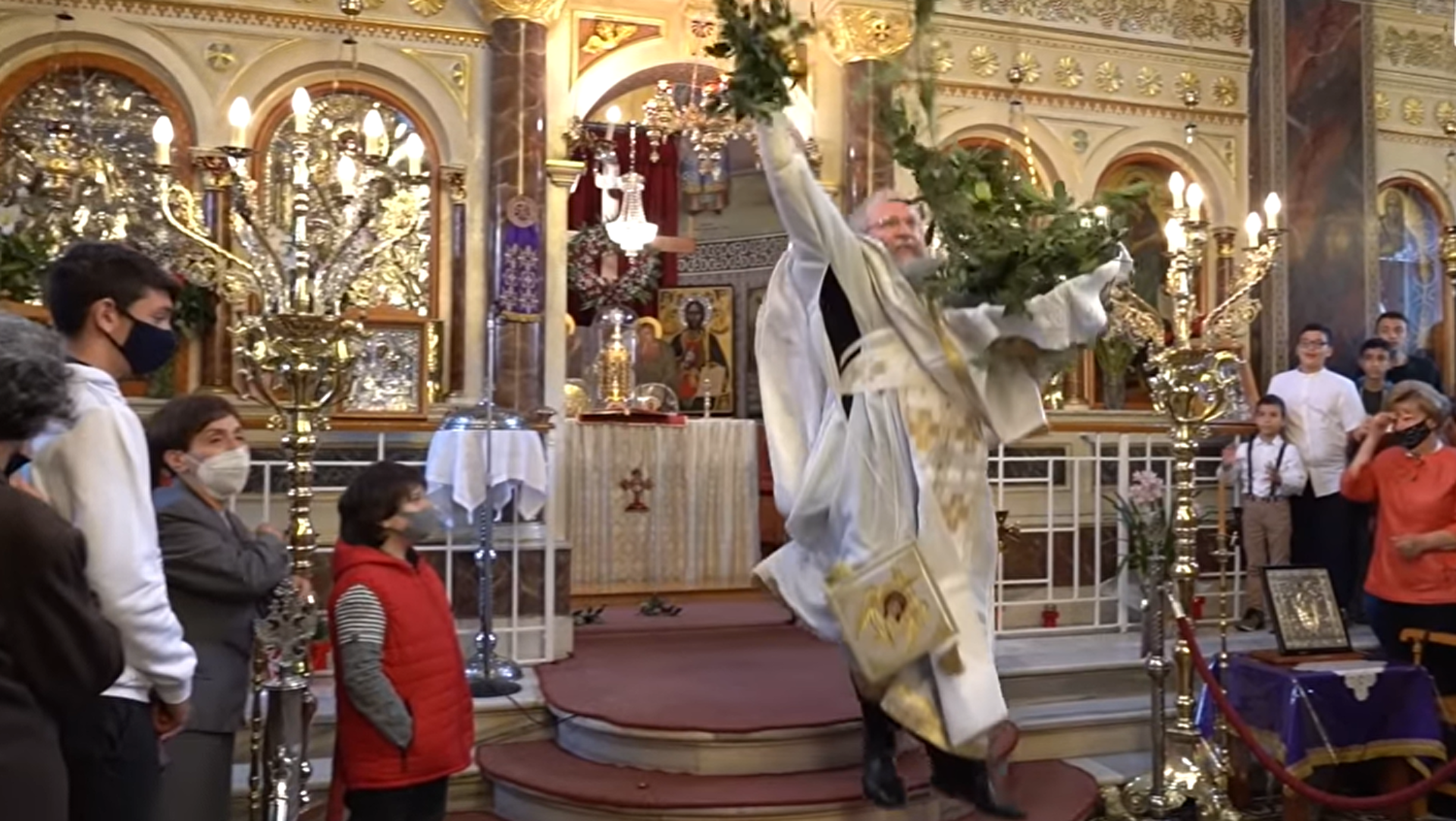 Χίος: «Ξαναχτύπησε» ο… «ιπτάμενος παπάς» (βίντεο)