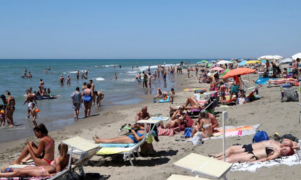 Γέμισαν οι παραλίες της Ιταλίας – Πρώτο «ελεύθερο» Σαββατοκύριακο από τον Νοέμβριο