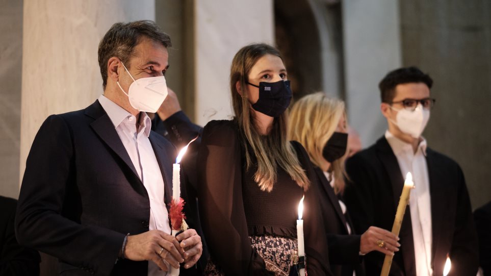 Στον Άγιο Διονύσιο έκανε Ανάσταση ο Κ.Μητσοτάκης με την οικογένειά του (φώτο)