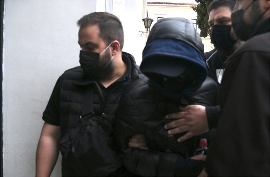 Έφτασε στον ανακριτή ο Mένιος Φουρθιώτης – Με καλυμμένο πρόσωπο και χειροπέδες (βίντεο-φωτο)