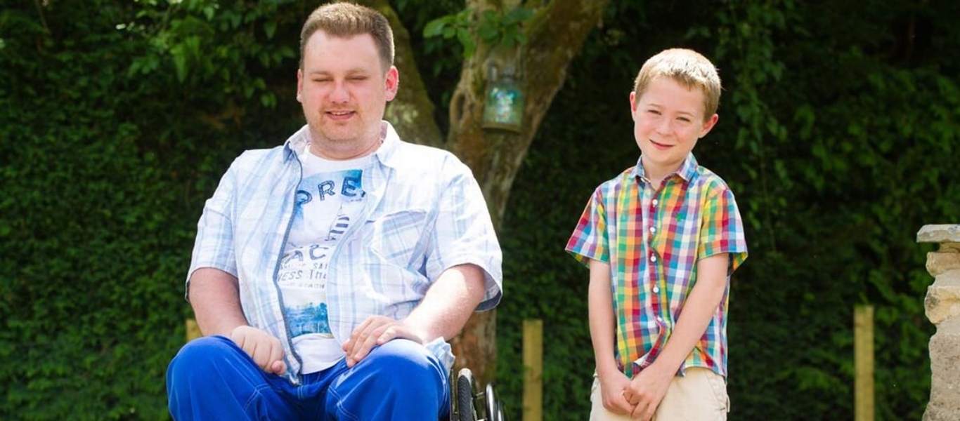 Άνδρας χάρισε τη δυνατότητα σε ένα μικρό αγοράκι να περπατήσει – Θυσίασε τη δική του ευκαιρία