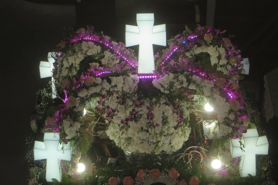 Ερέτρια: Άντρας «βούτηξε» τον Σταυρό από τα χέρια του παπά στην περιφορά του Επιταφίου (βίντεο)