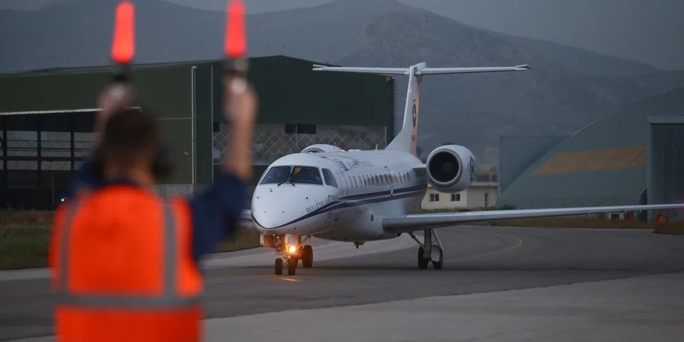 Υποδέχτηκαν το Άγιο Φως χωρίς τιμές – Φοβήθηκαν ότι το χαλί και η μπάντα θα μετέδιδε τον κορωνοϊό;