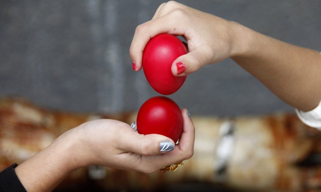 Το κολπάκι για να τους κερδίσετε όλους στο τσούγκρισμα αυγών (βίντεο)