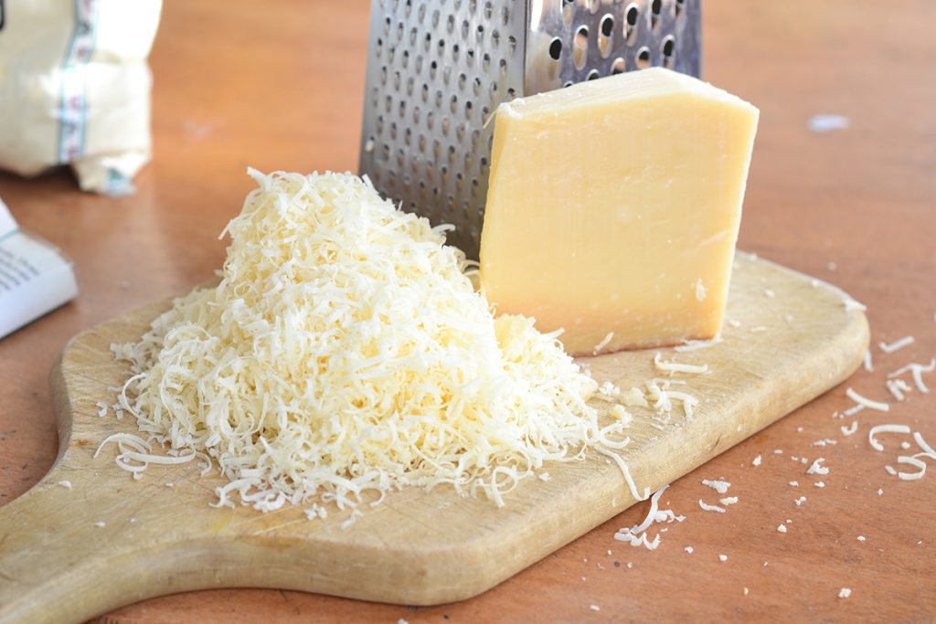 Μήπως τρίβετε κι εσείς λάθος το τυρί στα μακαρόνια; (φώτο)