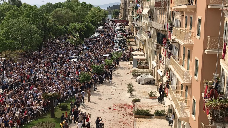 Οι Κερκυραίοι αψήφησαν κυβέρνηση & λοιμωξιολόγους και γιόρτασαν την Ανάσταση όπως παλιά: Χιλιάδες πολίτες στους δρόμους!