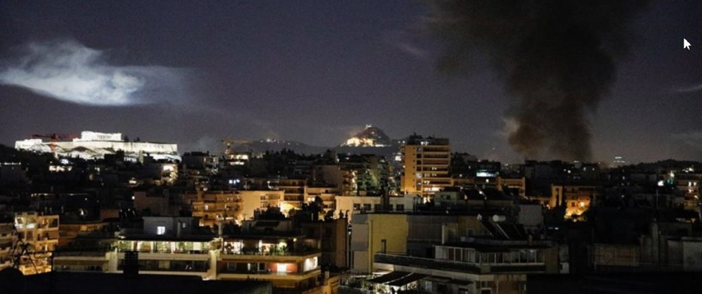 Πυρκαγιά στον Νέο Κόσμο από ρίψη βεγγαλικών