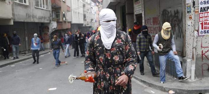 Επεισόδια στην πλατεία Ταξίμ στην Κωνσταντινούπολη – Χειροπέδες σε δεκάδες διαδηλωτές (βίντεο)