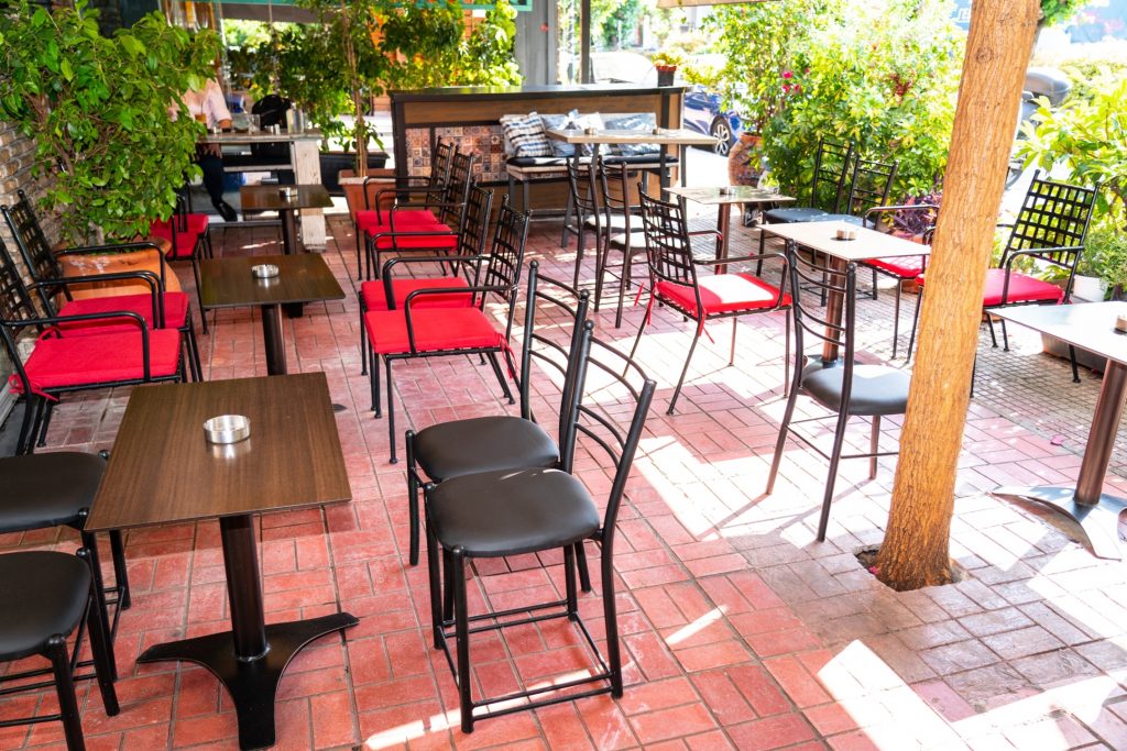 «Ώρα μηδέν» για το άνοιγμα της εστίασης αύριο – Αλλαγές στο ωράριο της απαγόρευσης κυκλοφορίας