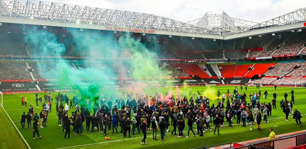 Χαμός στο Μάντσεστερ: Οπαδοί απειλούν πως θα σκοτώσουν τον ιδιοκτήτη της Γιουνάιτεντ -Αναβλήθηκε το ντέρμπι με Λίβερπουλ