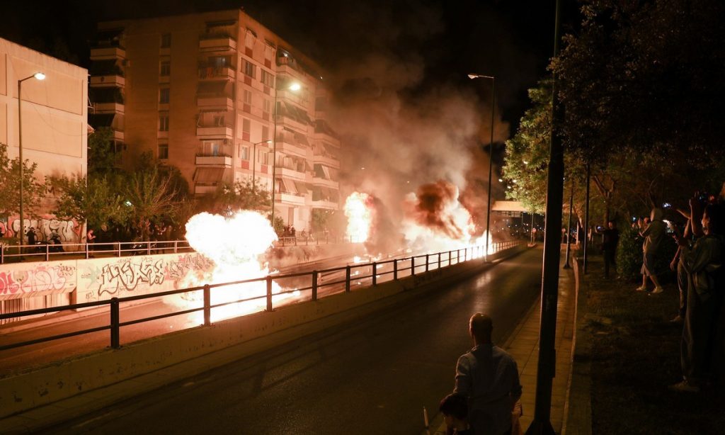 Ανάσταση με… μολότοφ στον Νέο Κόσμο (βίντεο)