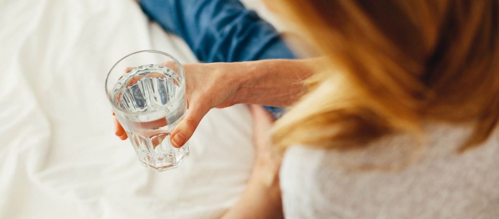 Οι 4 ευεργετικές ιδιότητες ενός ποτηριού ζεστό νερό για την υγεία σας