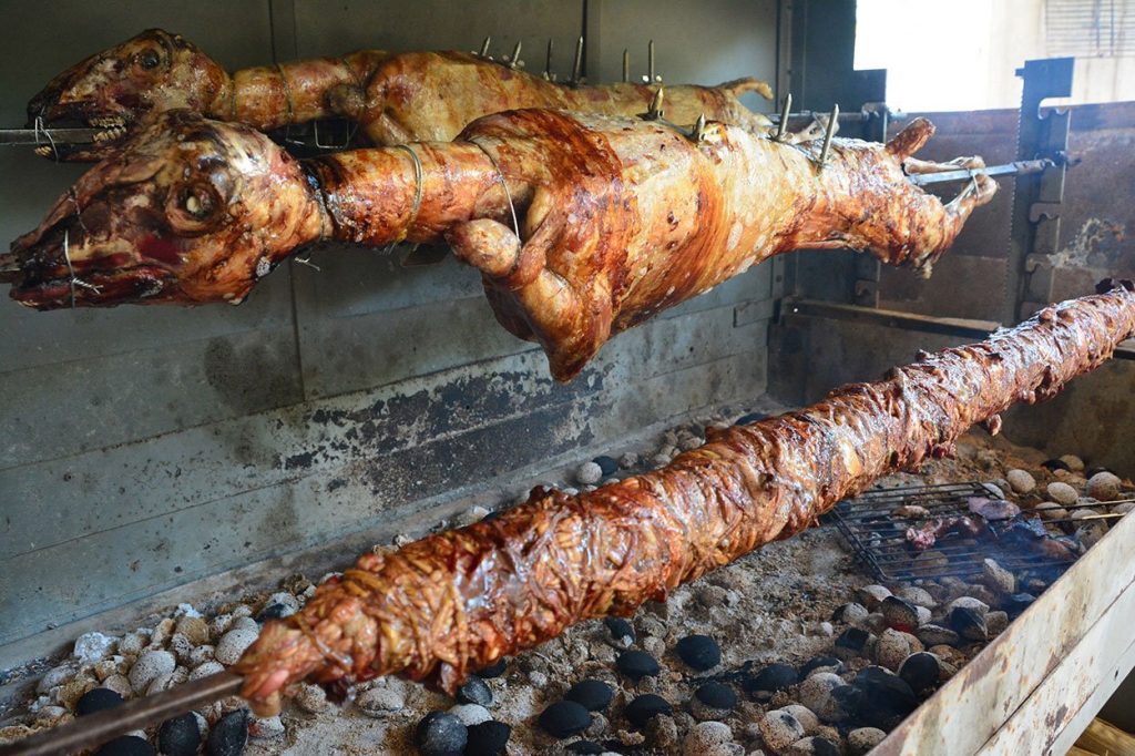 Ολα τα μυστικά για το σωστό σούβλισμα του αρνιού