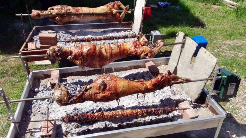 Πάσχα στην… πόλη ήθελε η κυβέρνηση: Σούβλες σε μπαλκόνια και πιλοτές – Με περιορισμούς και self test οι εορτασμοί