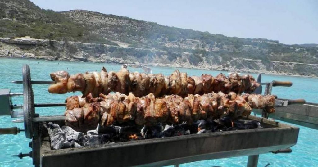 Το Ντουμπάι γέμισε με… σούβλες και μαγειρίτσες
