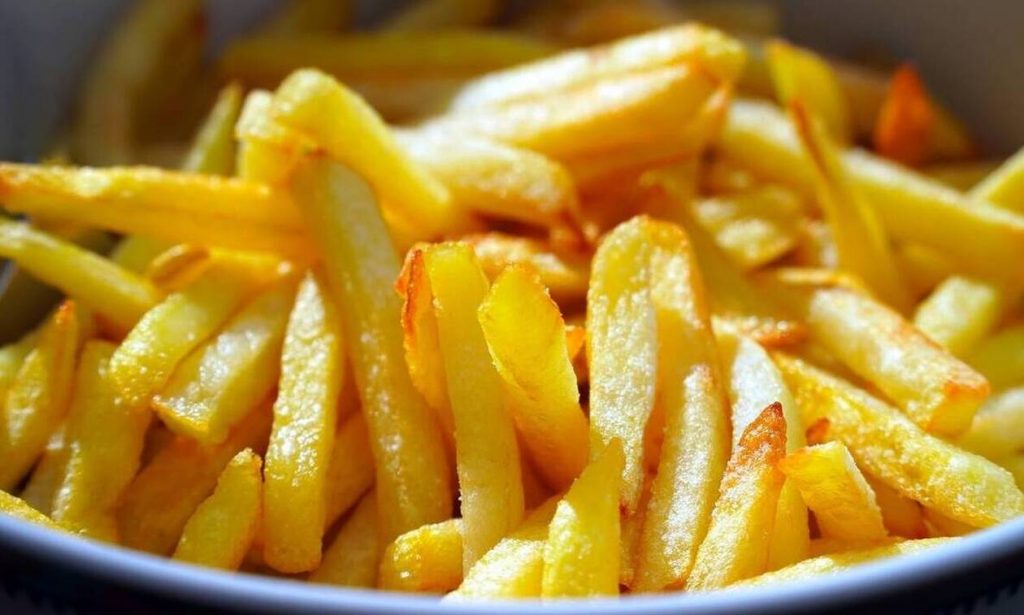 Αυτό είναι το απόλυτο κόλπο για τις τέλειες τηγανιτές πατάτες (βίντεο)