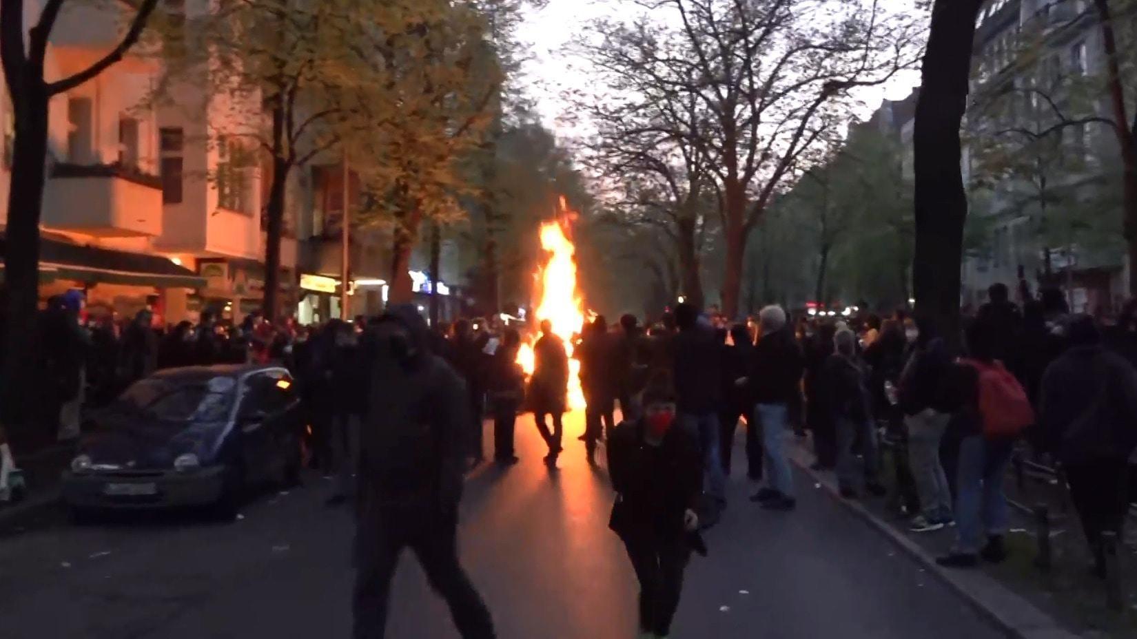 Χάος στη Γερμανία: Σχεδόν 100 τραυματίες αστυνομικοί σε διαδήλωση για την Πρωτομαγιά (βίντεο)