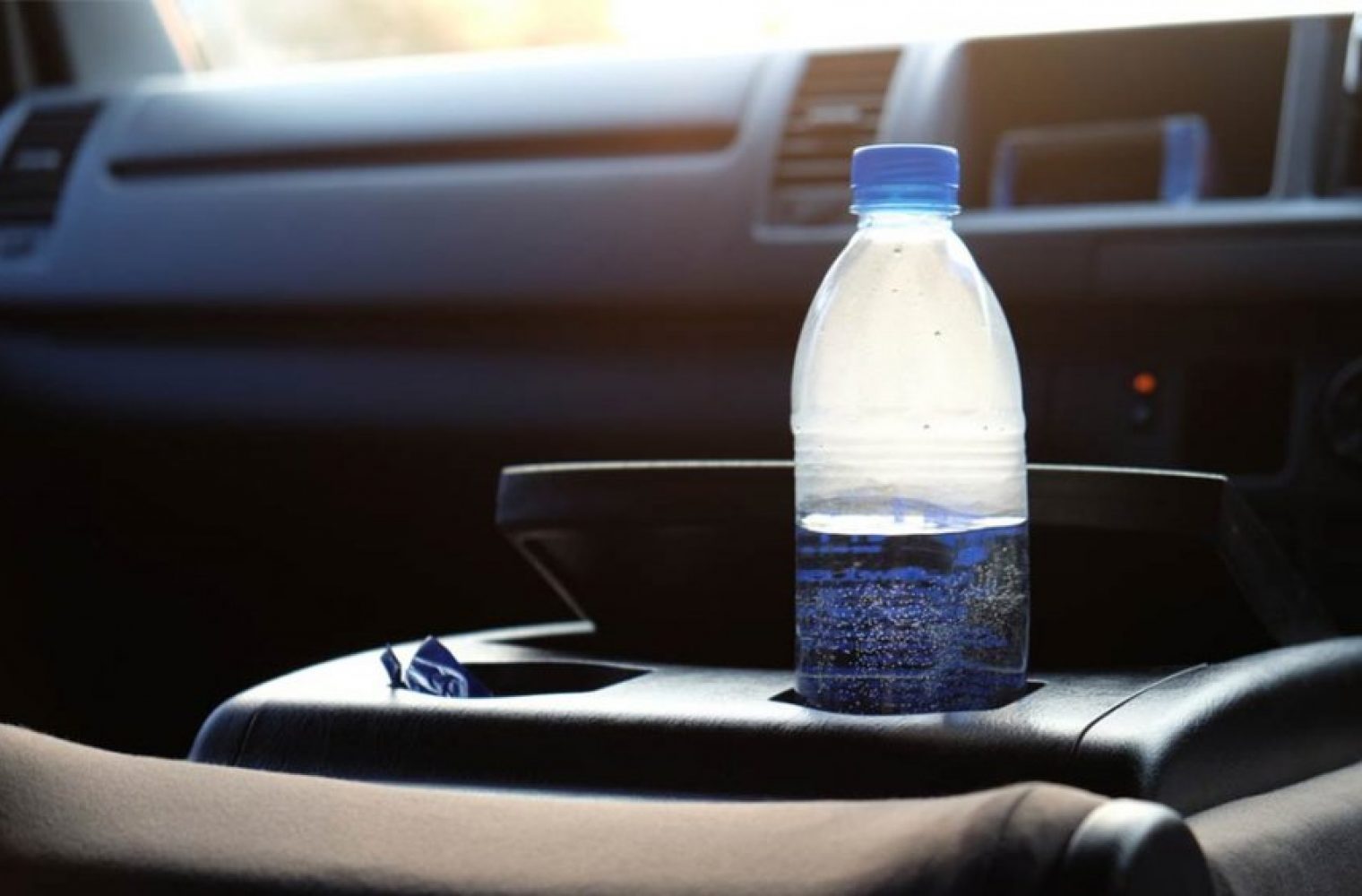Δείτε γιατί δεν πρέπει να αφήνετε πλαστικό μπουκάλι με νερό στον ήλιο ή στο αυτοκίνητο όταν έχει ζέστη