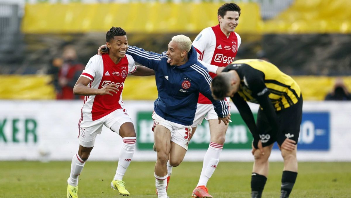 Επικό: Ο Ντέιβιντ Νέρες του Άγιαξ έδωσε μεθυσμένος συνέντευξη μετά την κατάκτηση του πρωταθλήματος (βίντεο)