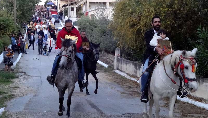 Oι καβαλάρηδες του Αϊ-Γιώργη έδωσαν το «παρών» στην Κόρινθο (βίντεο)