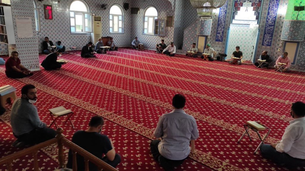 Τουρκία: Αστυνομικοί έριξαν σπρέι πιπεριού μέσα σε τζαμί (βίντεο)