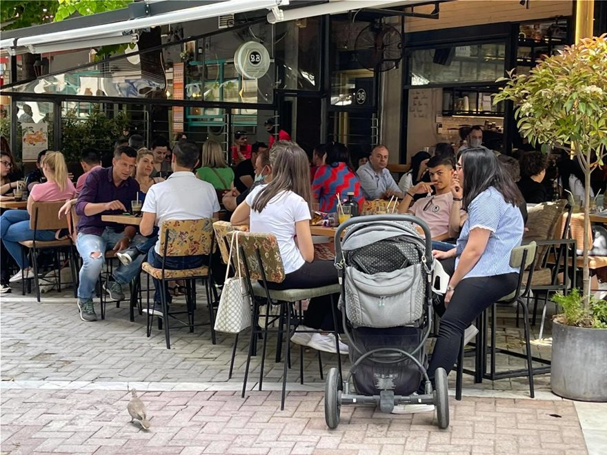 «Βουλιάζουν» από το πρωί οι καφετέριες στη Λάρισα (φωτο)