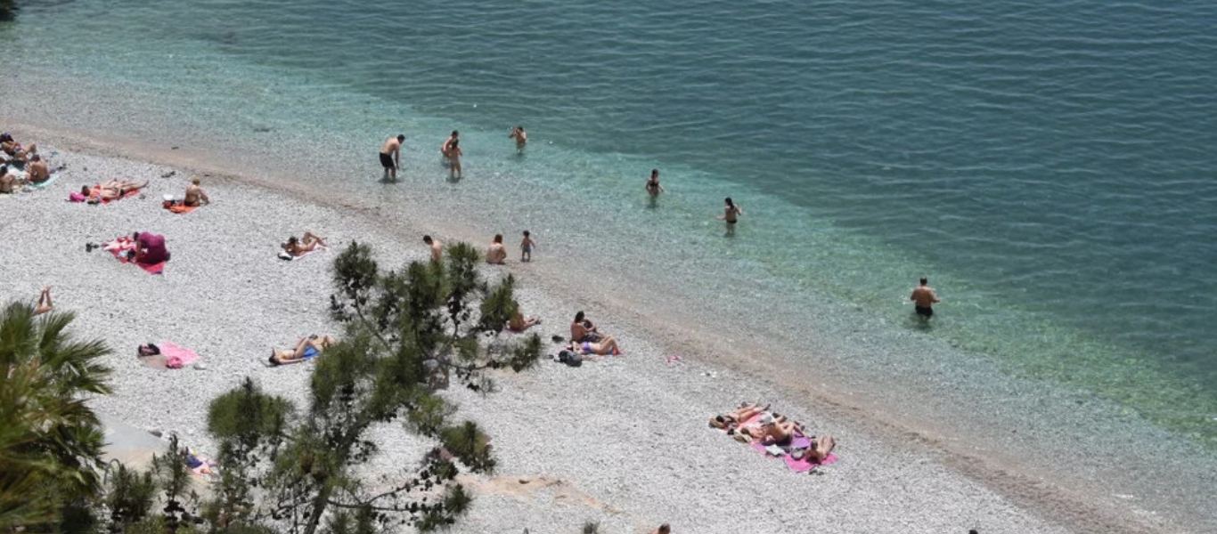 Στα ύψη η θερμοκρασία στο Ναύπλιο – Ξεχύθηκαν στις παραλίες οι κάτοικοι
