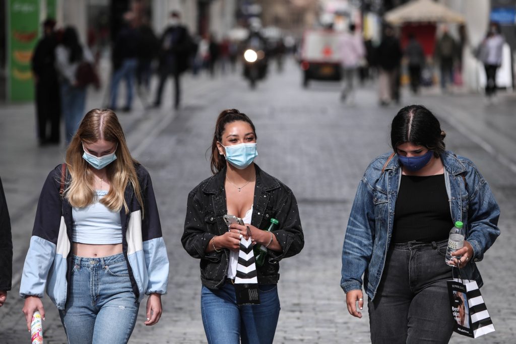 Το σχέδιο για την άρση του lockdown: Τι «ανοίγει» μετά την εστίαση – Πότε θα καταργηθεί το άσκοπο μέτρο των SMS