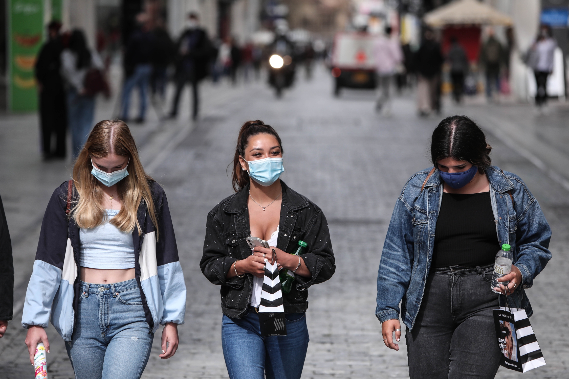 Το σχέδιο για την άρση του lockdown: Τι «ανοίγει» μετά την εστίαση – Πότε θα καταργηθεί το άσκοπο μέτρο των SMS