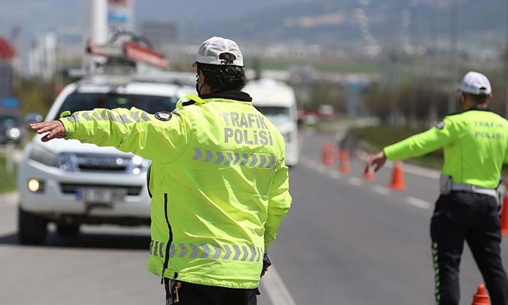 Η τουρκική τροχαία εν δράσει – Αστυνομικός χτυπά με το κράνος του μοτοσικλετιστή εν κινήσει! (βίντεο)