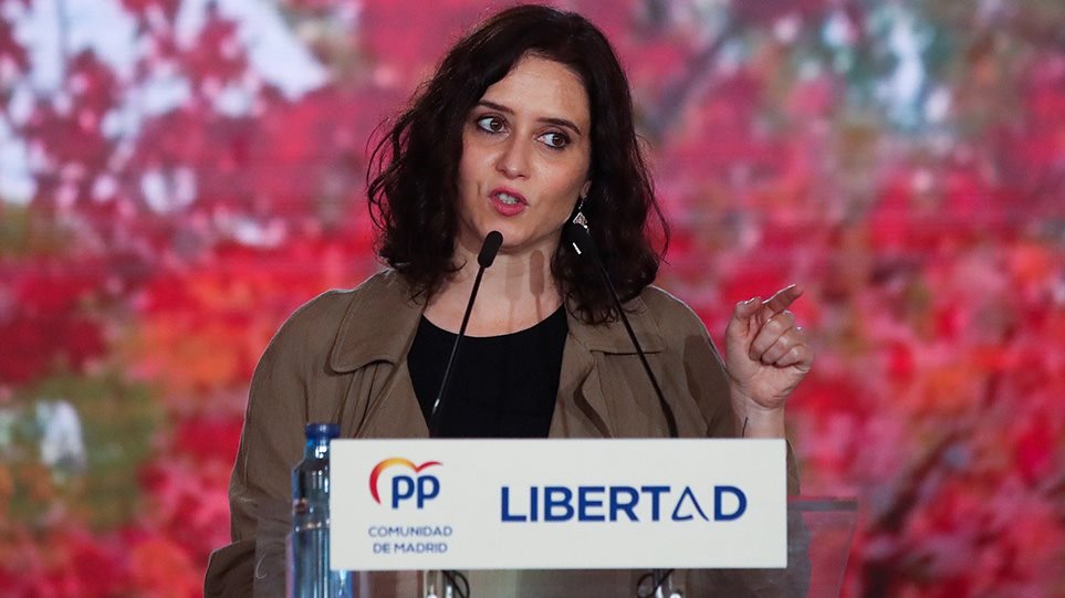 Ισαβέλ Ντίας Ατζούσο: Με τους επαγγελματίες εστίασης μαζί της είναι το φαβορί στις περιφερειακές εκλογές της Μαδρίτης