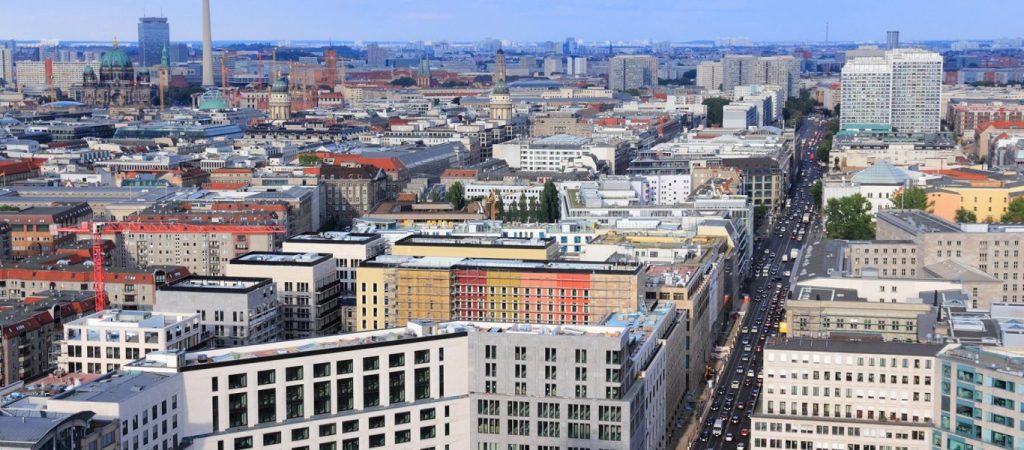 DW: Χιλιάδες ενοικιαστείς κινδυνεύουν με έξωση – Καταργήθηκε το πλαφόν ενοικίου