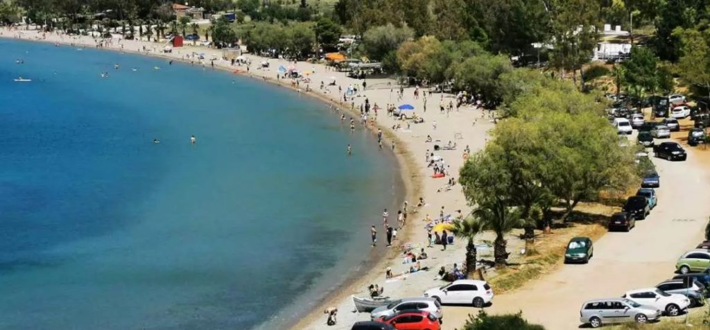 Κοσμοσυρροή σε παραλία της Αργολίδας – Εικόνες που θυμίζουν καλοκαίρι (φωτο)