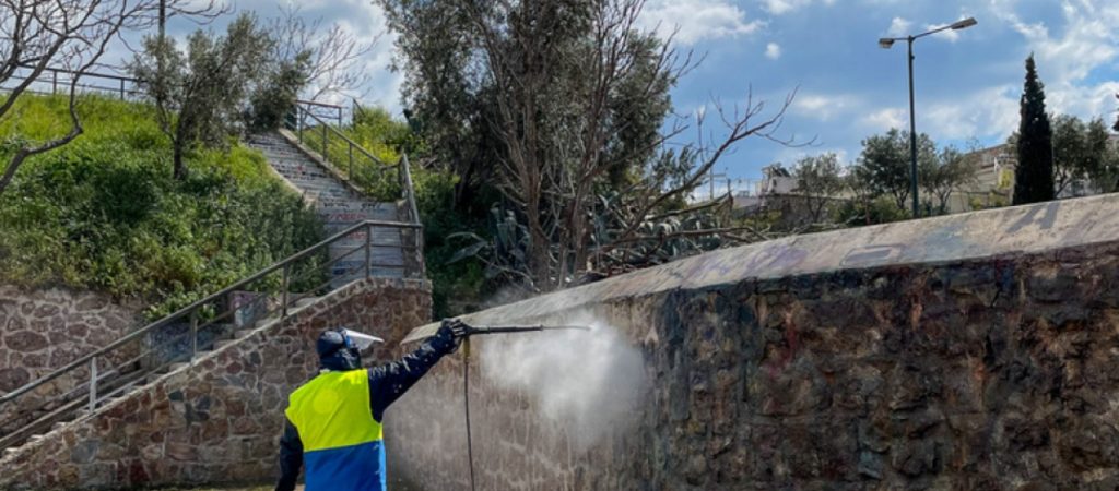 Δήμος Αθηναίων: Επιχείρηση καθαριότητας γκράφιτι στην Ερμού (βίντεο)