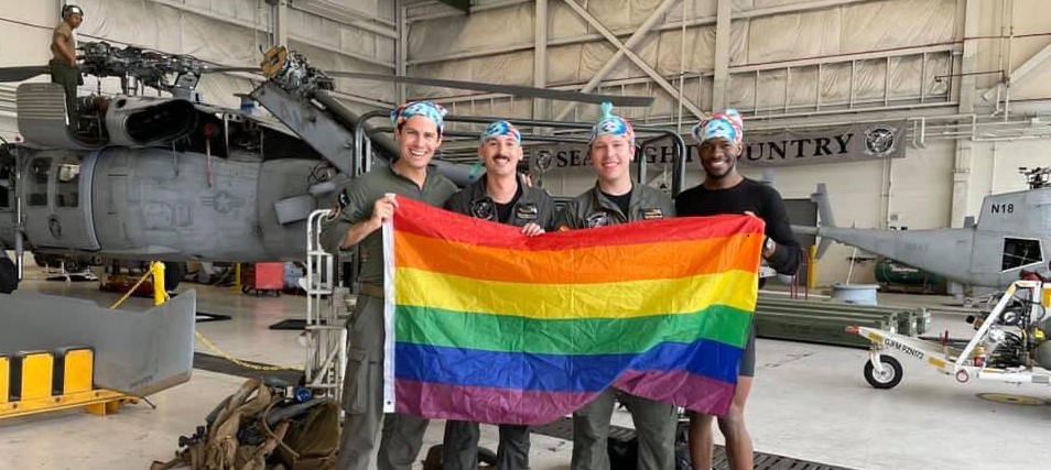 Ναυτικό ΗΠΑ: «Περήφανοι για το πρώτο ολοκληρωτικά γκέι πλήρωμα ελικοπτέρου» – Θα τους στείλουν στην Ουκρανία;