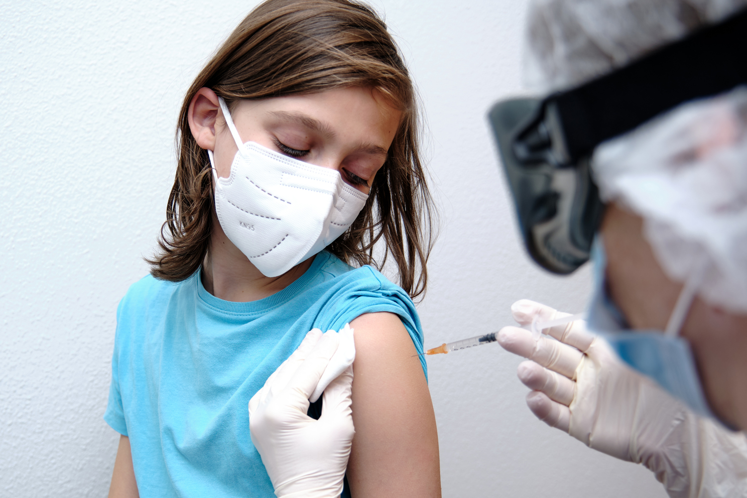 Λοιμωξιολόγοι: «Από Σεπτέμβριο-Οκτώβριο ξεκινάμε να εμβολιάζουμε παιδιά στην Ελλάδα – Ακόμα και μωρά»!