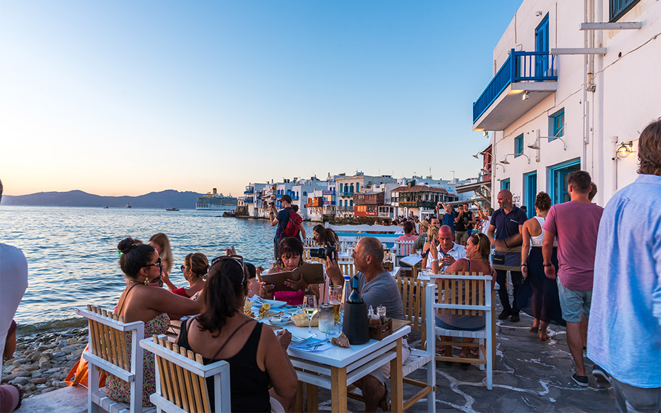 Νew York Times: «Η Ελλάδα ανοίγει τον τουρισμό με γεμάτα νοσοκομεία»