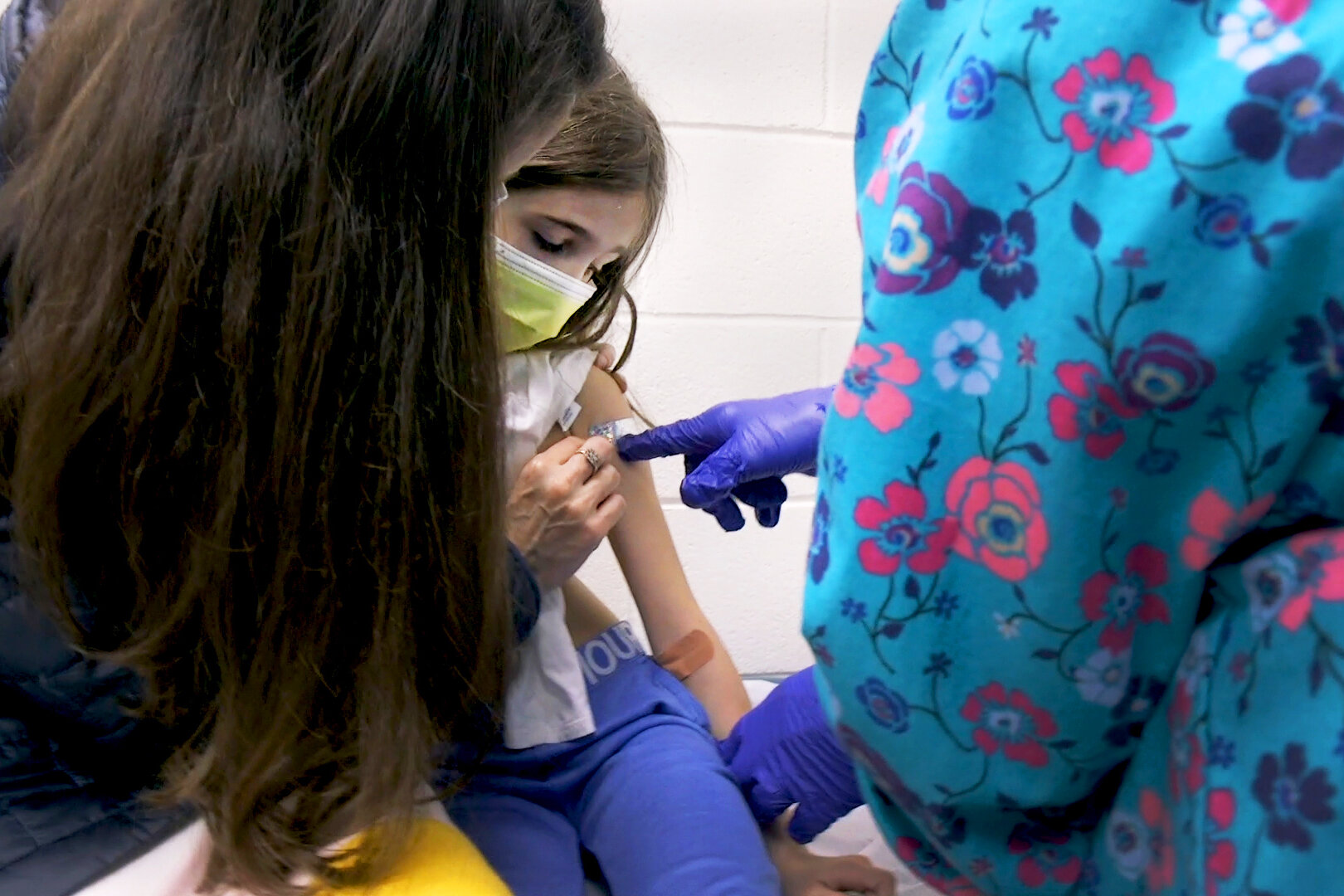 FDA: «Ασφαλές το “τρύπημα” των παιδιών» – Ξεκινούν οι εμβολιασμοί με Pfizer σε παιδιά 12-15 ετών