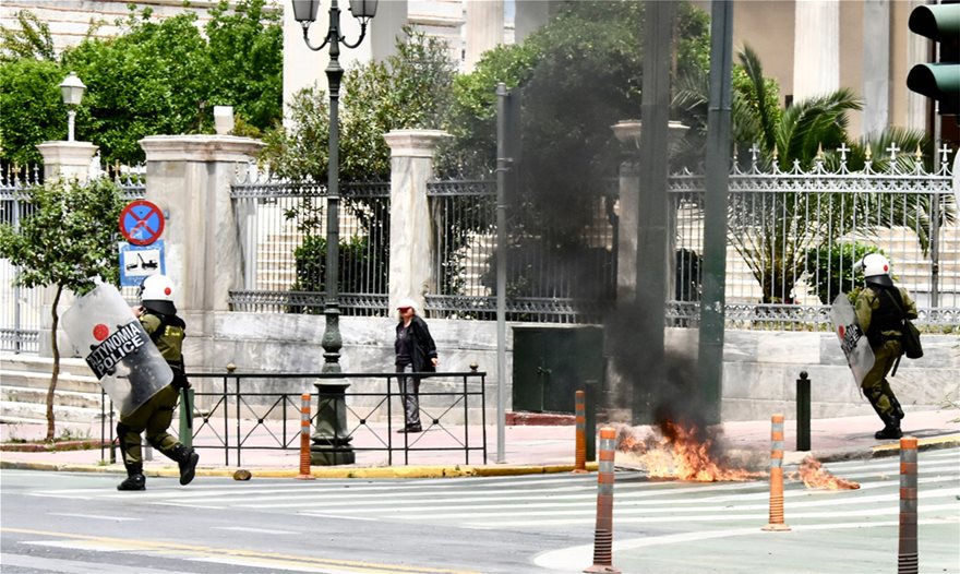 Επεισόδια με μολότοφ και χημικά στο κέντρο της Αθήνας – Πολίτες διαμαρτύρονται για την κατάργηση του 8ωρου