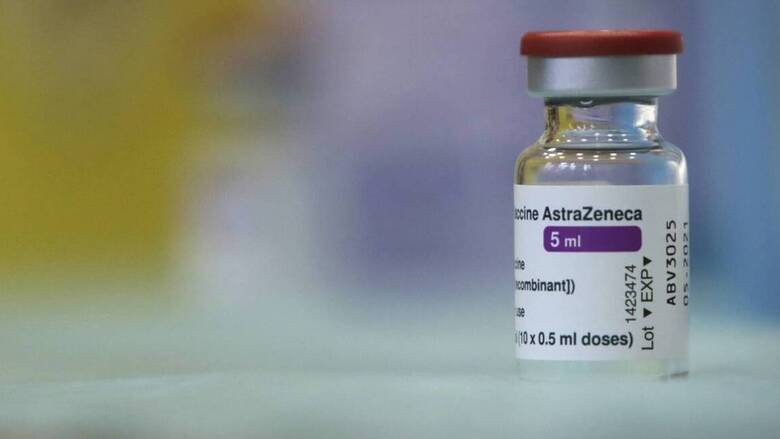 Η Μεγάλη Βρετανία εξετάζει να χορηγεί εναλλακτικό σκεύασμα αντί της AstraZeneca στους κάτω των 40 ετών