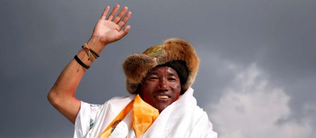 51χρονος «σπάει» όλα τα κοντέρ – Ανέβηκε για 25η φορά στην κορυφή του Έβερεστ