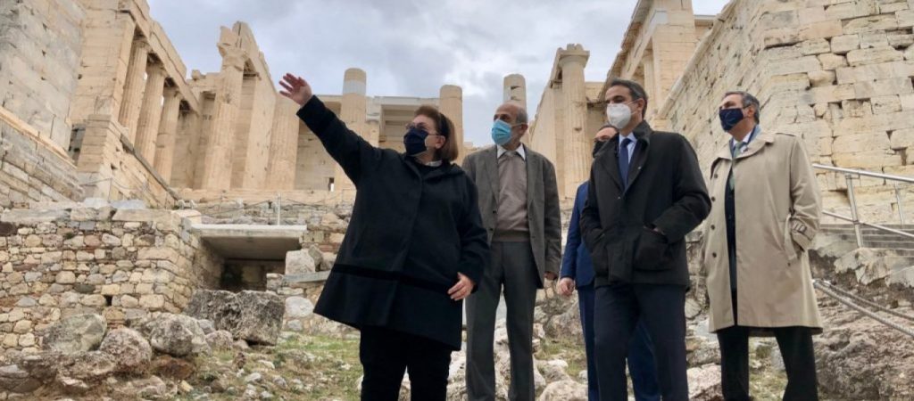 H Λ.Μενδώνη ενοχλήθηκε για τα σχόλια της Liberation για την τσιμεντοποίηση της Ακρόπολης: Έστειλε επιστολή 2.112 λέξεων