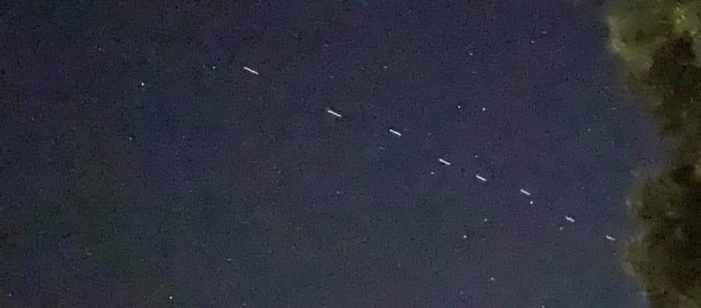 Αναστάτωση στον ουρανό της Ελλάδας – Έγιναν ορατοί οι δορυφόροι του Έλον Μασκ (φώτο)