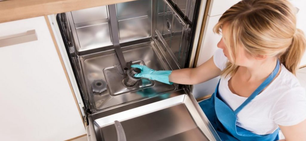 Ο ορισμός του τεμπέλη – Άνδρας ζούσε 2 χρόνια σε σπίτι αγνοώντας την ύπαρξη πλυντήριου πιάτων