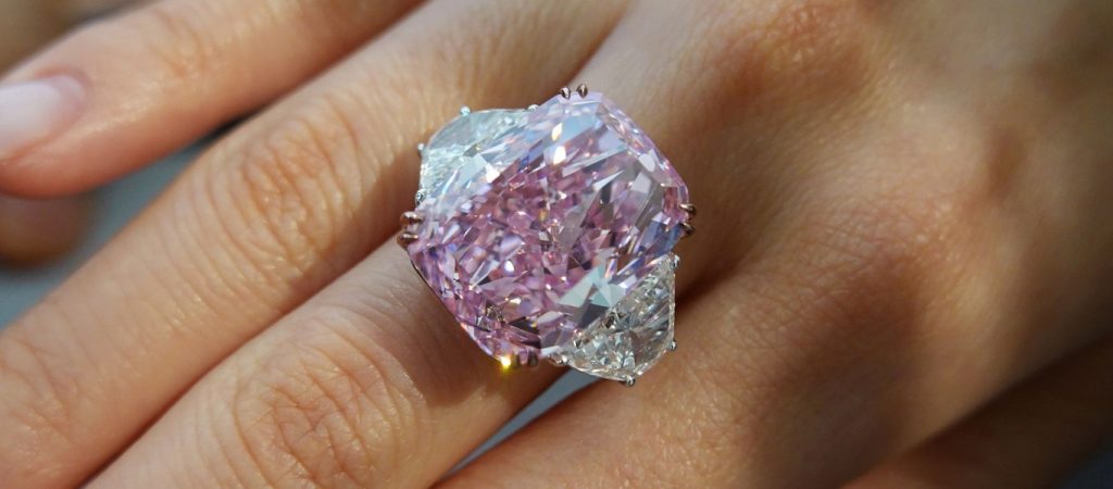 Eκθαμβωτικό μοβ-ροζ διαμάντι θα πωληθεί σε δημοπρασία στο Χονκ Κονγκ – Κοστολογείται στα 38 εκατ. ευρώ
