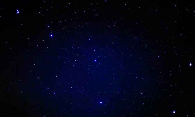 Οι δορυφόροι του Έλον Μασκ έκαναν την εμφάνισή τους στην Ελλάδα – Φωτεινές κουκκίδες στον ουρανό (βίντεο)