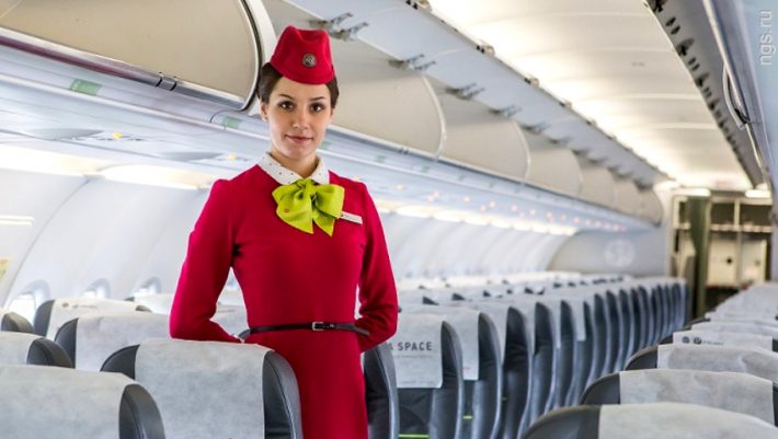 Έχετε αναρωτηθεί; – Γιατί οι αεροσυνοδοί έχουν τα χέρια πίσω τους όταν χαιρετάνε τους επιβάτες;